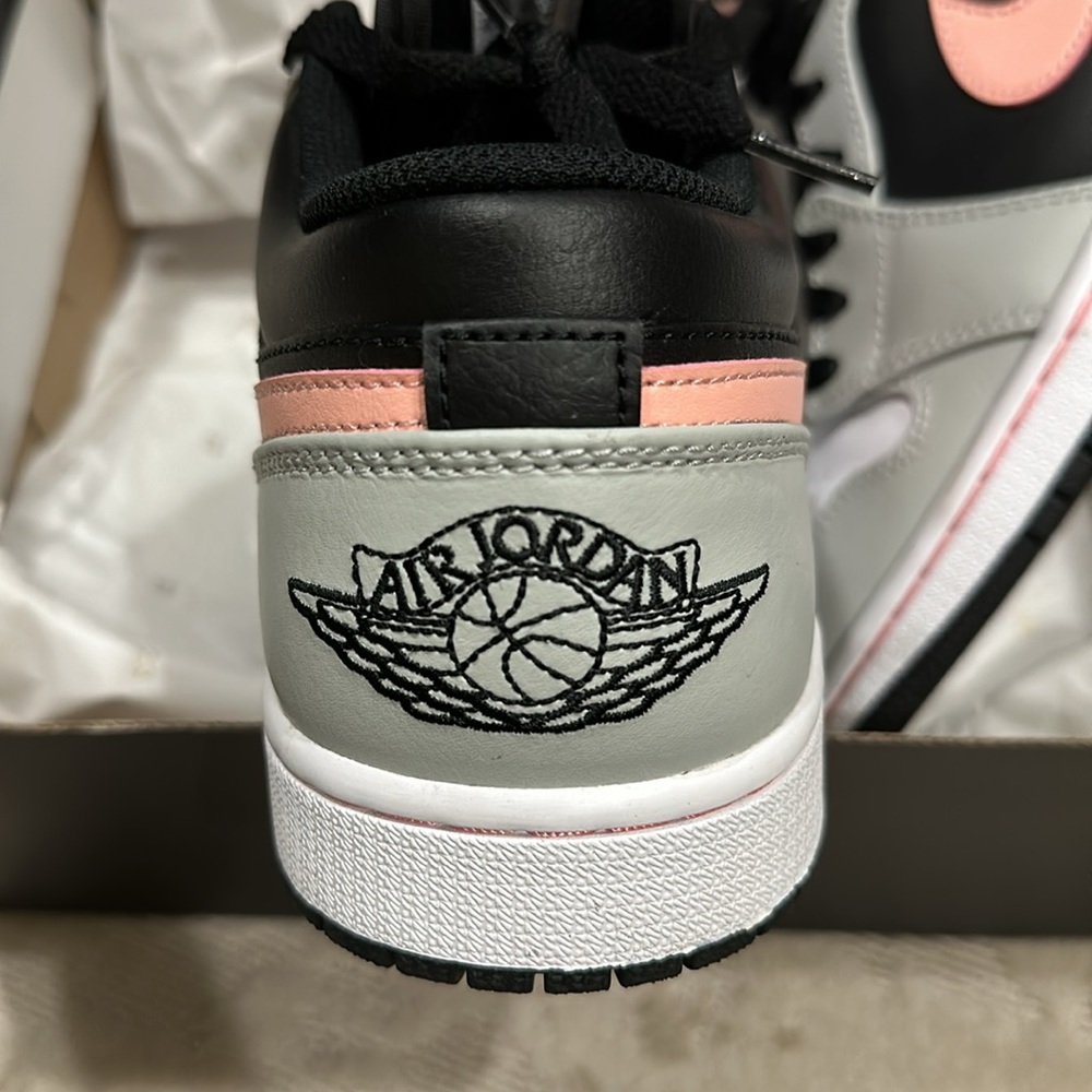 Air Jordan 1 Low- M 11 - worn inside once! No flaws. Black, grey, pink, white - Picture 4 of 12